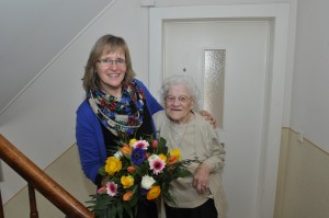 WoBau-Mitarbeiterin Barbara Gabriel gratuliert Frieda Kaleta.
