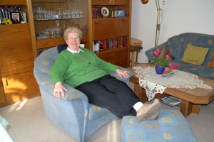 Gerda Fricke auf ihrem gemütlichen Sessel.