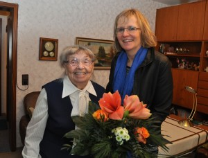 Selma Babinicz (links) nimmt von Barbara Gabriel einen Blumenstrauß entgegen.