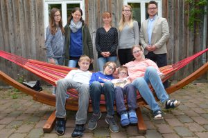 Am Kinderhaus Eitzum (hinten von rechts): Norman Migura, Larissa Kammer, Eileen Günzel und Wiebke Piffer.